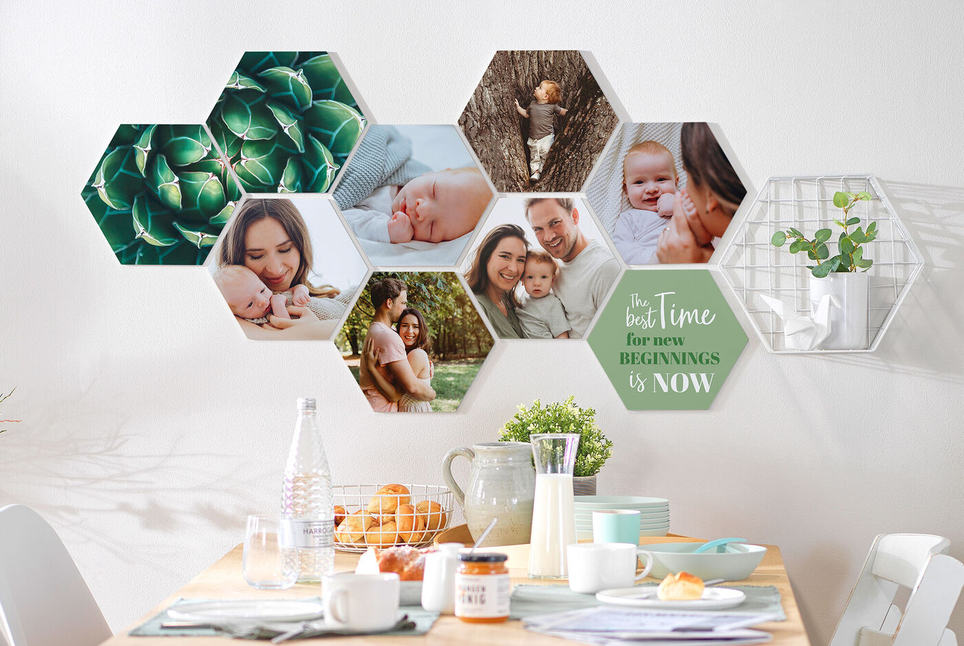 Sechs sechseckige Bilderrahmen mit Familienfotos und einem grünen Schild mit dem Text "The best time for new beginnings is NOW". Die Dekoration ist einladend und hell.