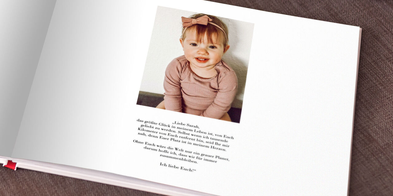 Blick in das selbst gestaltete CEWE FOTOBUCH: Zu sehen ist ein Bild von Nele Franke als Baby. Darunter stehen persönliche Worte als Einstieg ins Fotobuch.