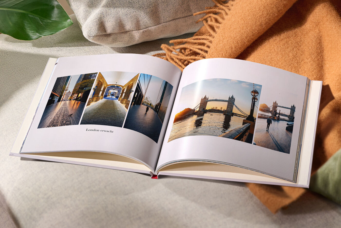Offenes CEWE FOTOBUCH auf einem Tisch mit stimmungsvollem Bild von London.