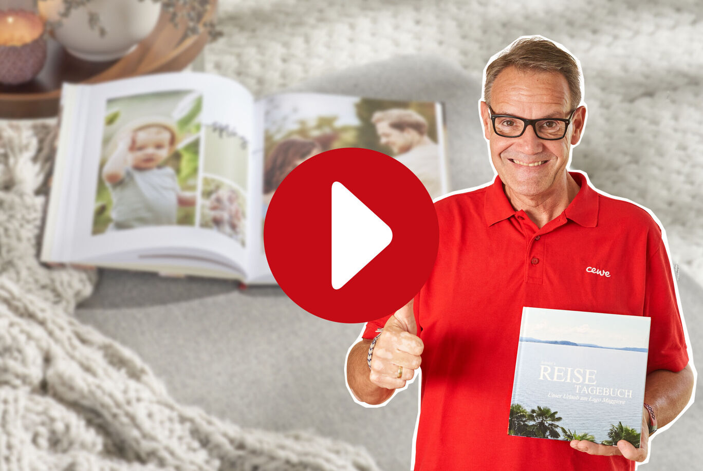 Ein Mann zeigt stolz ein CEWE FOTOBUCH mit Urlaubserinnerungen.